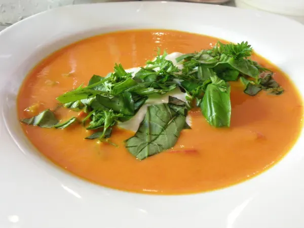Kalte rote Paprikasuppe mit Sauerrahm – Cold red pepper soup with sour cream: Yushka kocht Yotam XI