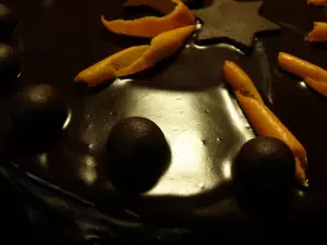 Schwarze Prinzessin - Adventstorte. Sachertorte mit Orangen und Marzipankugeln