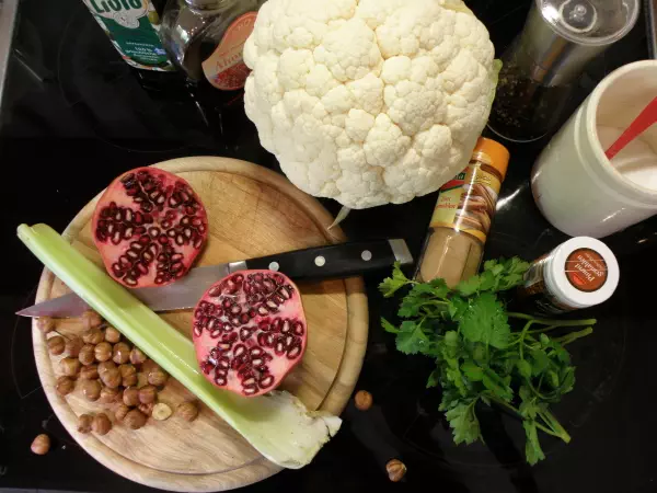 Blumenkohl Granatapfel Salat mit Haselnüssen: Yushka kocht Yotam XV