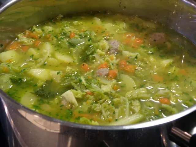 Wirsing-Kartoffel-Topf mit Brätbällchen - wunderbar wärmender ...