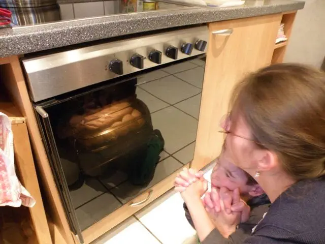 Osterbrot im Ofen