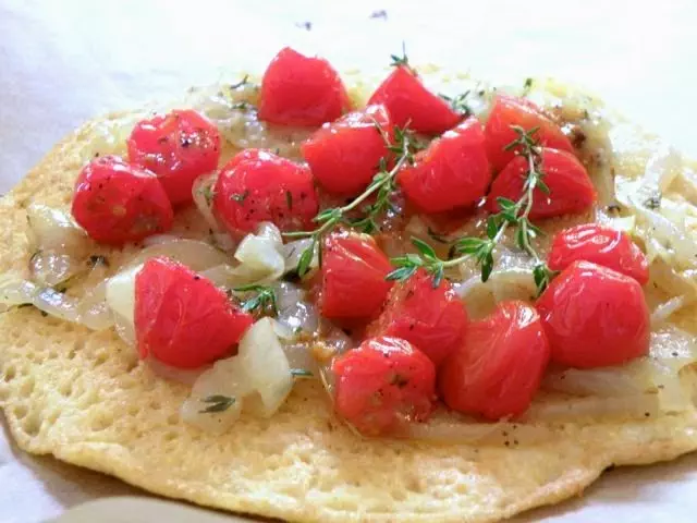 Socca – Pfannkuchen aus Kichererbsenmehl mit Tomaten, Thymian und Zwiebeln