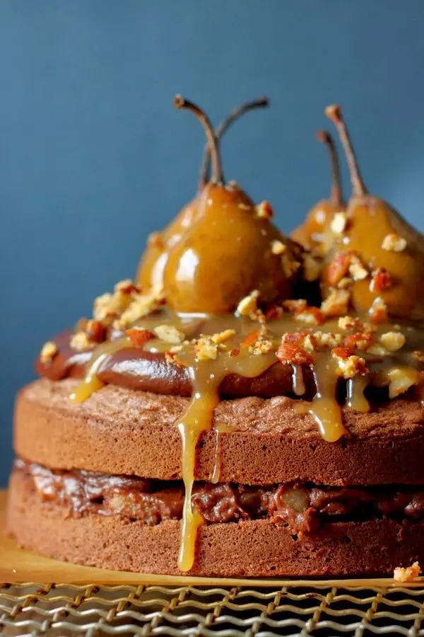 Schokoladen Birnen Torte mit Karamellguss und Mandelknusper: Gastbeitrag von Kamau