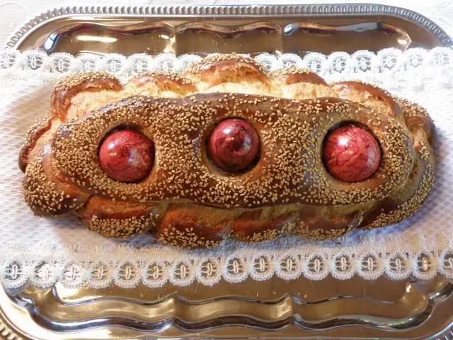 Griechisches Osterbrot, Tsureki, Tsoureki, Osterbrot aus Griechenland mit Eiern