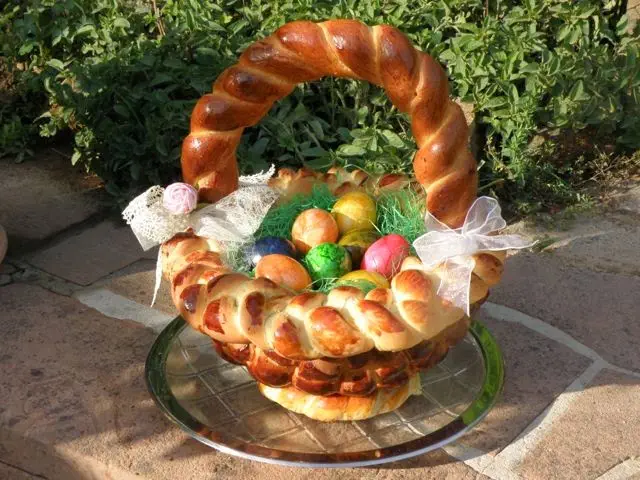 Geflochtener Osterkorb aus Hefeteig