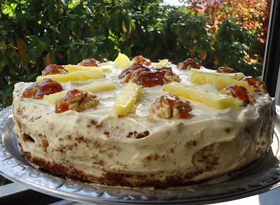 Ananas-Karotten-Walnuss-Cake
