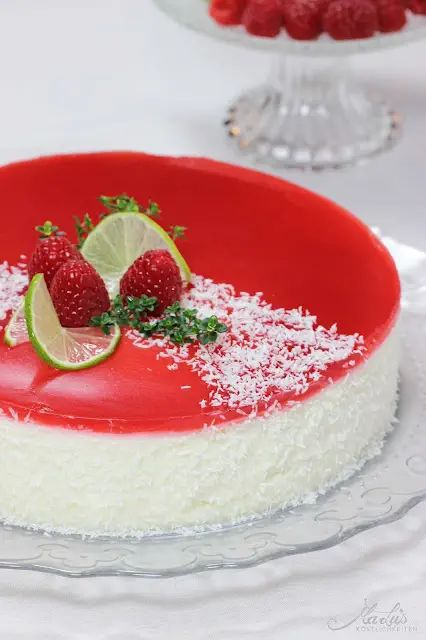 Kokostorte mit Himbeeren, Limette und Thymian