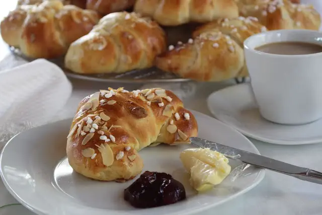 Buttermilchhörnchen mit Orangenblütenzucker und Zimt