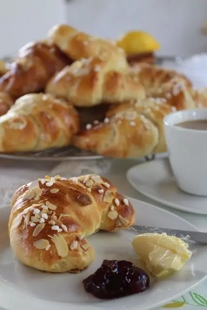 Buttermilchhörnchen mit Orangenblütenzucker und Zimt
