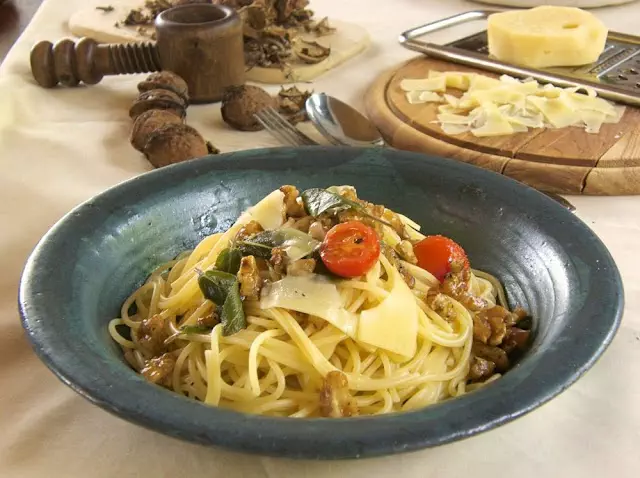 Spaghetti mit Salbeibutter, Kirschtomaten und Walnüssen