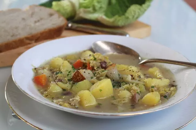 Gemüsesuppe mit Kartoffeln, Wirsing und Birnen