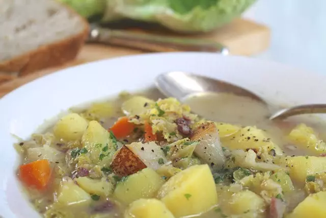 Gemüsesuppe mit Wirsing, karamellisierten Kartoffeln und Birnen