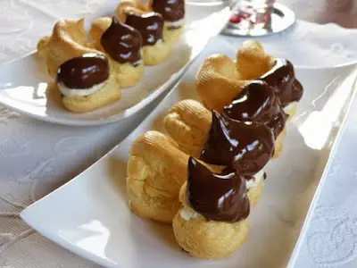 Eclairs mit Vanillecreme und Schokolade