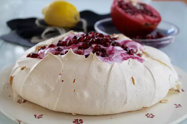 Himmlische Pavlova mit Granatapfelquark, Torten-Rezept für den Frühling: Calendar of Ingredients im April
