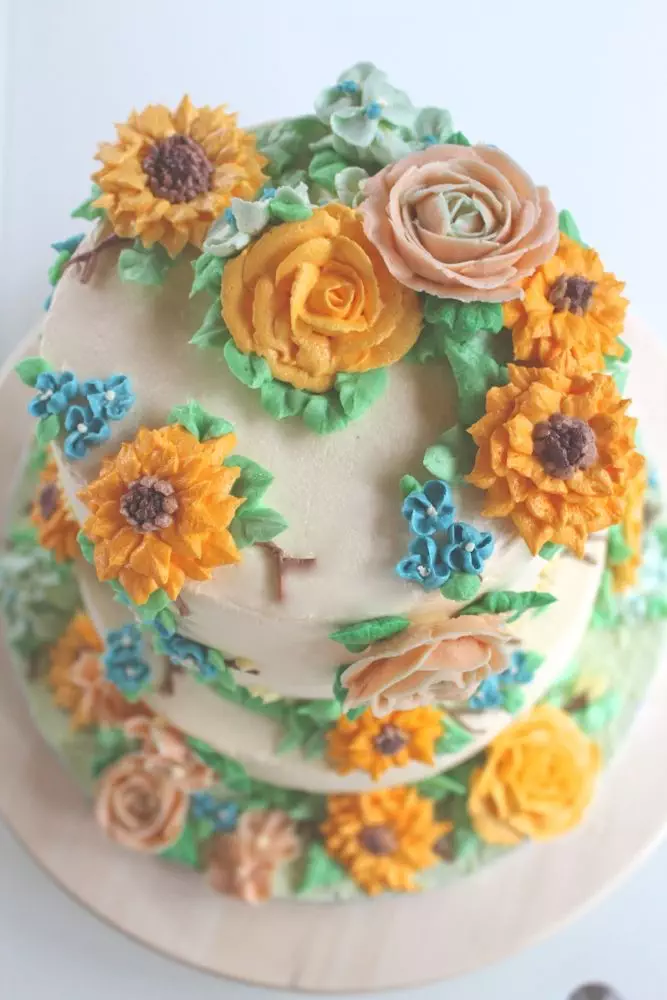 Rezept für eine sommerliche Tiramisu-Torte mit Blüten aus Buttercreme: Sonnenblumen, Rosen, Hortensien, Himmelsschlüssel und Vergissmeinnicht – Videotutorial