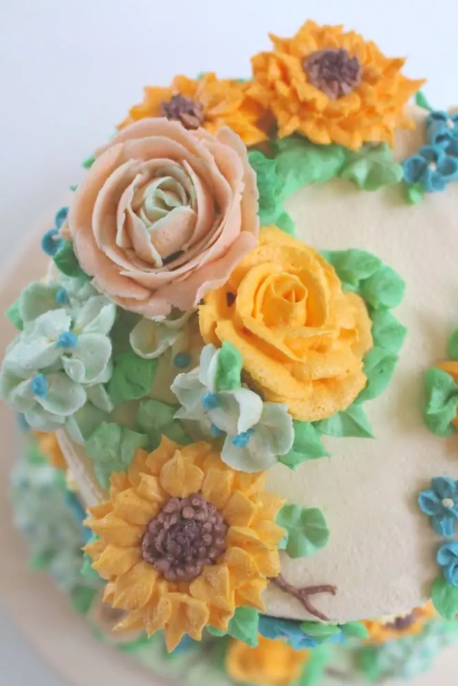 Sommerliche Tiramisu-Torte mit Blüten aus Buttercreme: Sonnenblumen, Rosen, Hortensien, Himmelsschlüssel und Vergissmeinnicht - Videotutorial