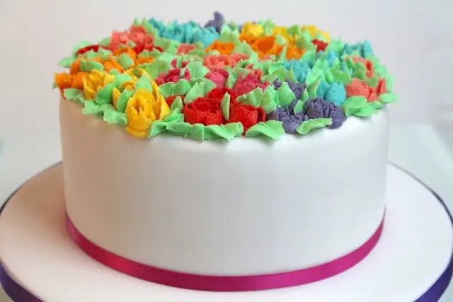 Muttertagstorte mit Blüten aus Buttercreme – gespritzt mit den Russian Piping Tips | Rezept und Video