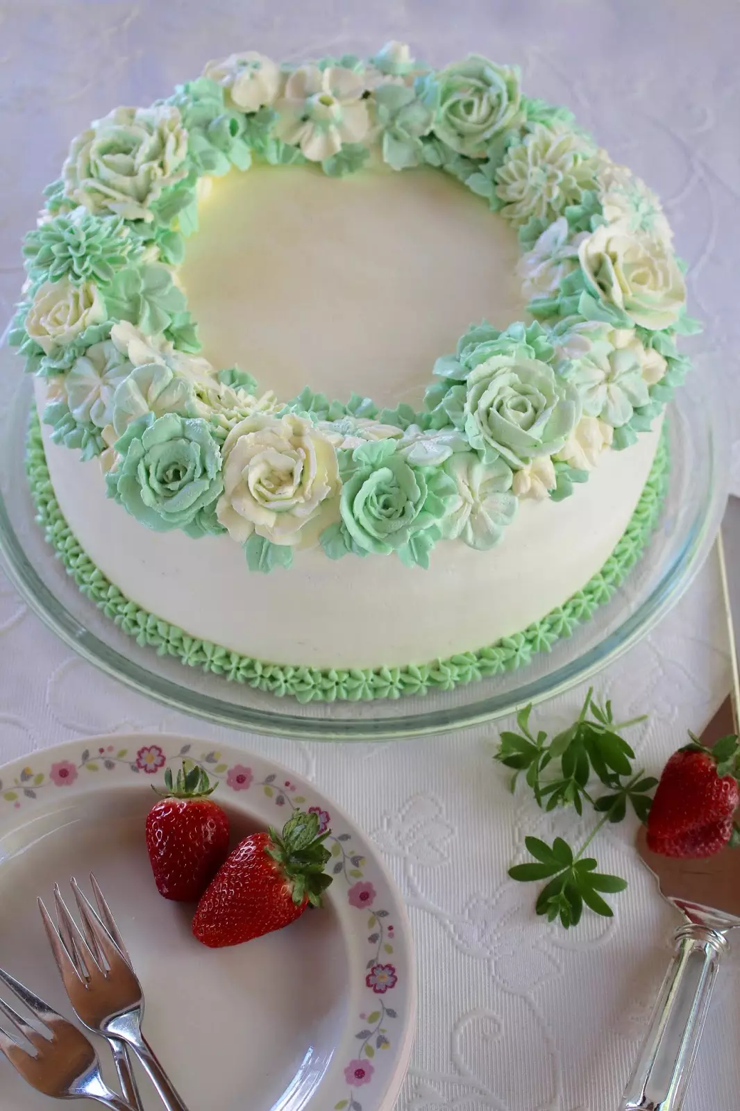 Tolles Rezept für eine Erdbeer-Waldmeister-Torte mit Blütenkranz aus Buttercreme: Frühlings-Blog-Hop in Grün!