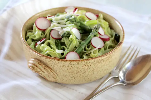 Tagliatelle mit grünem Spargel und Feldsalat-Rucola-Pesto | Pasta Rezept
