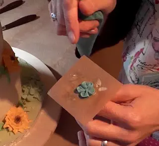 Sommerliche Tiramisu-Torte mit Blüten aus Buttercreme: Sonnenblumen, Rosen, Hortensien, Himmelsschlüssel und Vergissmeinnicht - Videotutorial, Vergissmeinnicht aus Buttercreme spritzen
