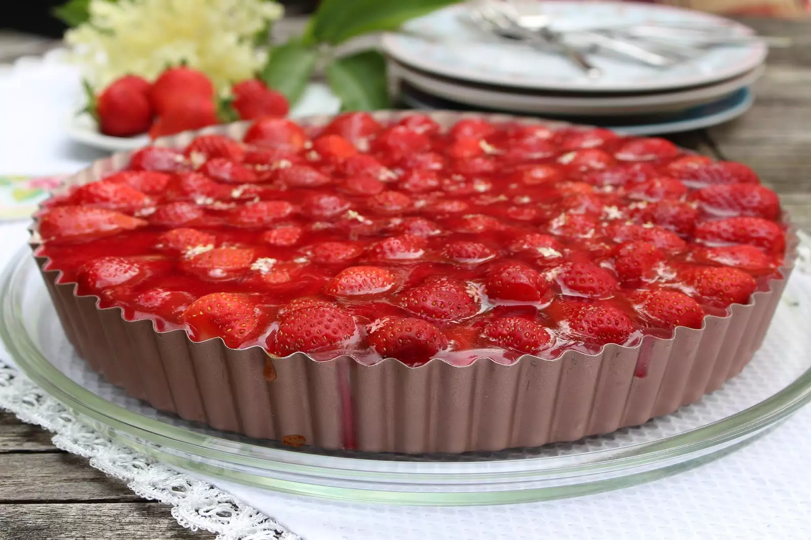 Rezept für eine einfache Erdbeertorte mit Basilikum-Pudding und Holunderblütenguss: Calendar of Ingredients im Juni mit Erdbeere, Holunderblüte und Basilikum