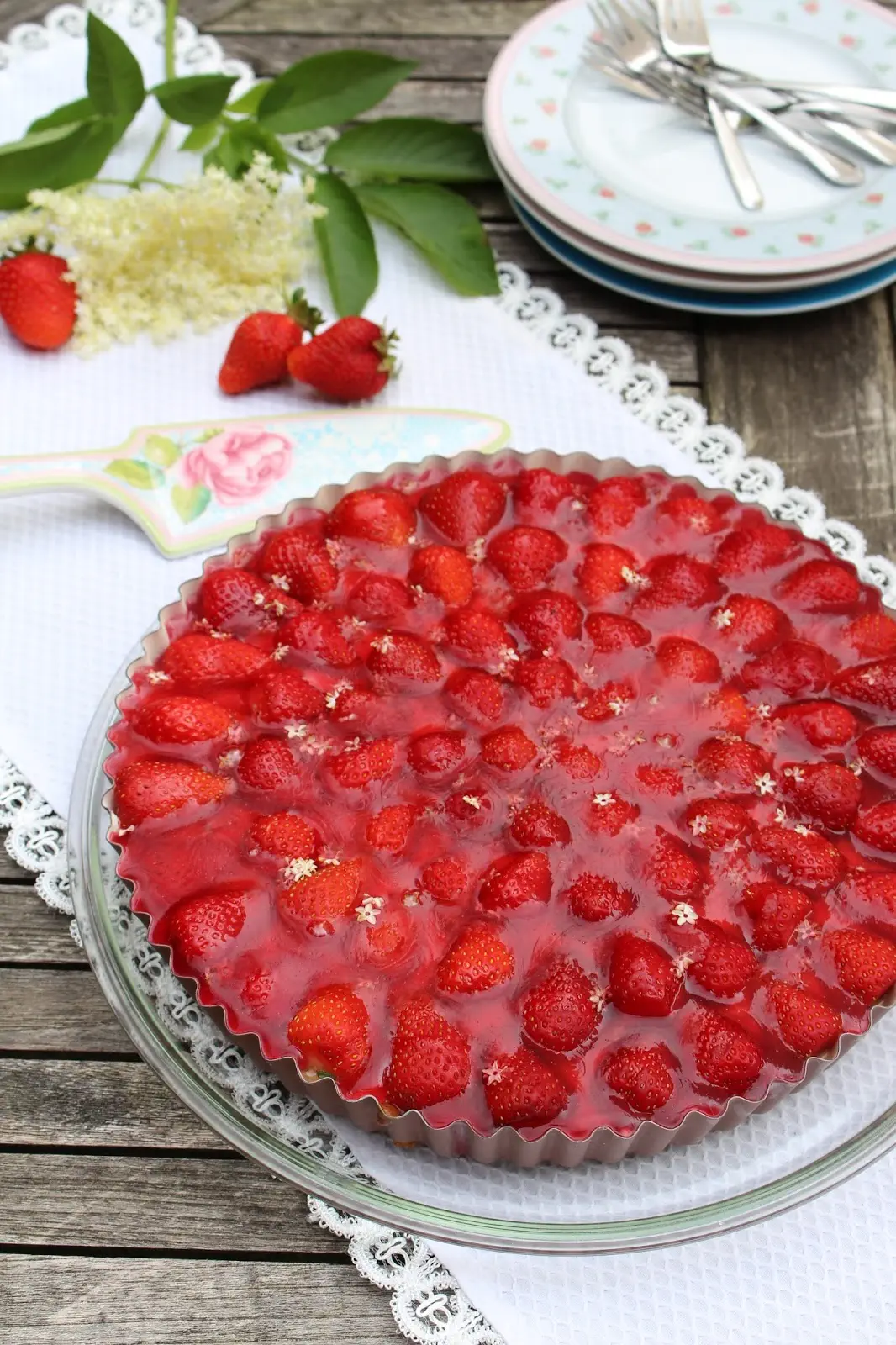 Erdbeertorte mit Basilikum-Pudding und Holunderblütenguss: Calendar of Ingredients im Juni mit Erdbeere, Holunderblüte und Basilikum