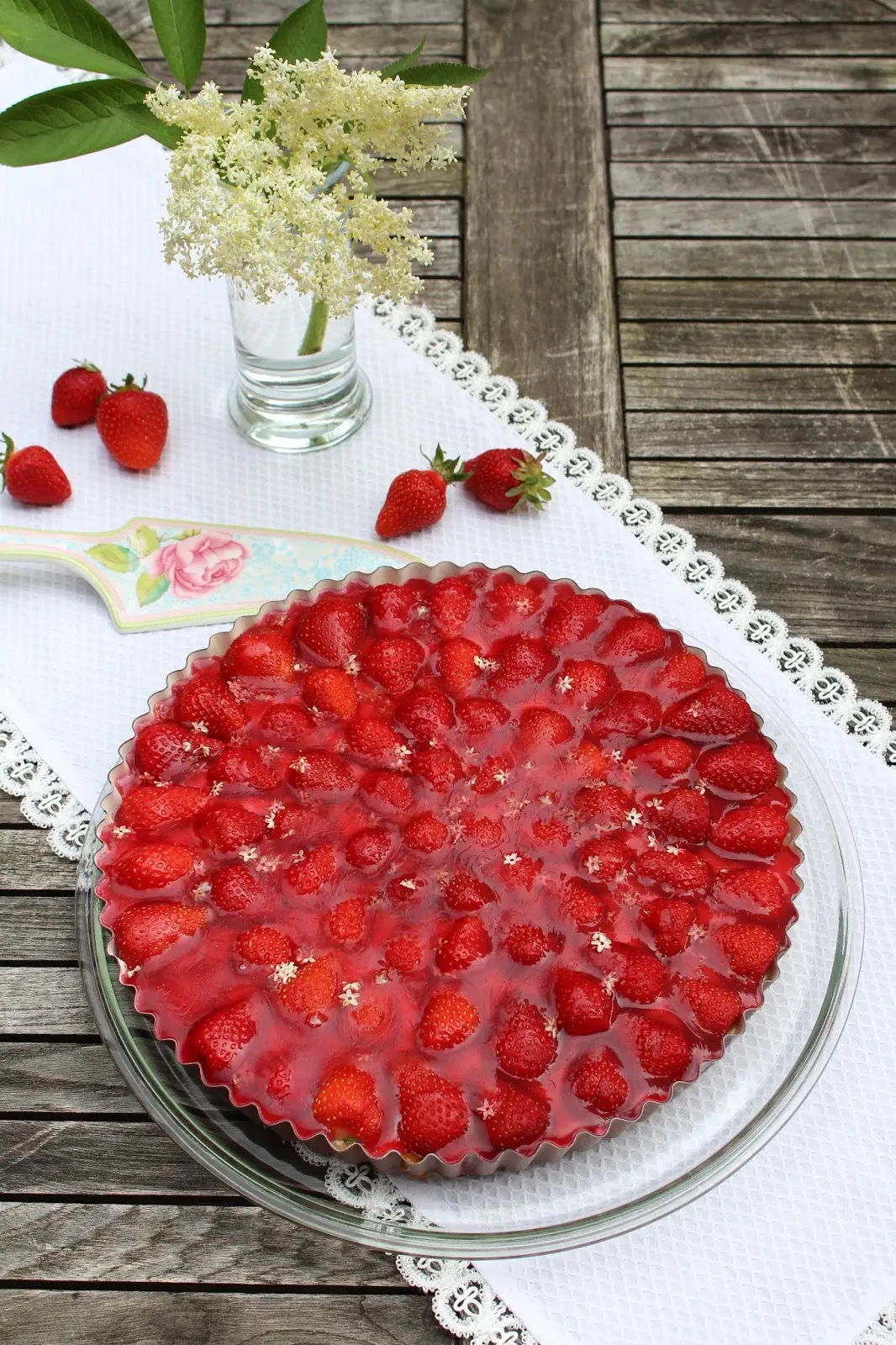 Erdbeertorte mit Basilikum-Pudding und Holunderblütenguss: Calendar of Ingredients im Juni mit Erdbeere, Holunderblüte und Basilikum