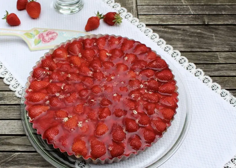 Erdbeertorte mit Basilikum-Pudding und Holunderblütenguss: Calendar of Ingredients im Juni mit Erdbeere, Holunderblüte und Basilikum