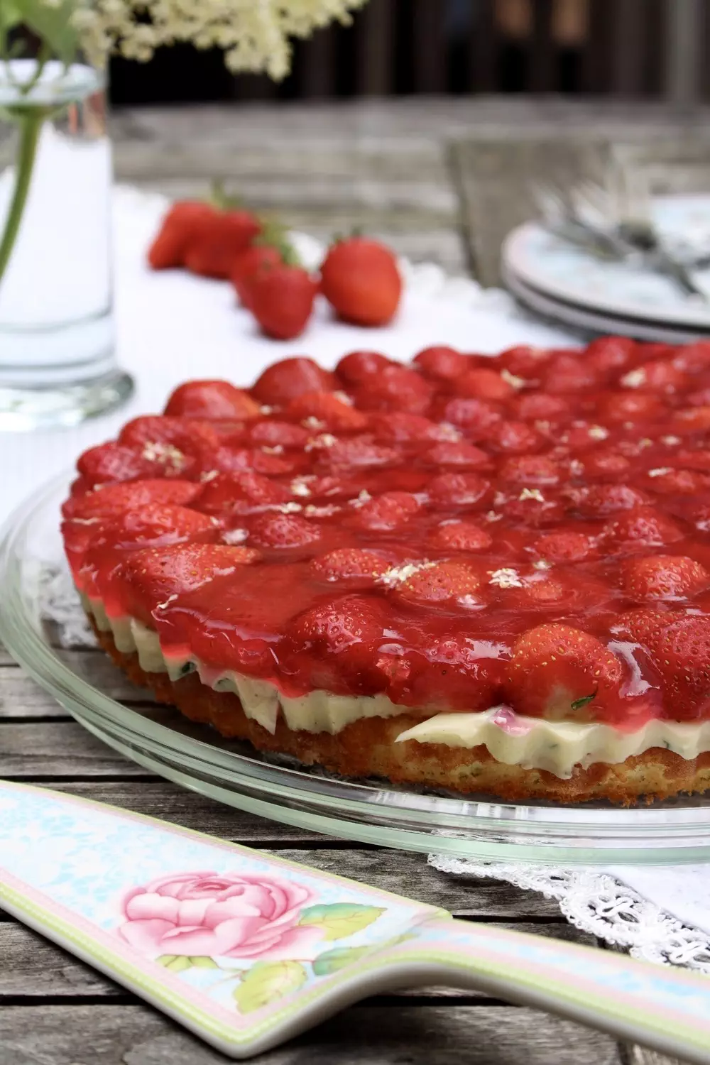 Erdbeertorte mit Basilikum-Pudding und Holunderblütenguss: Calendar of Ingredients im Juni mit Erdbeere, Holunderblüte und Basilikum