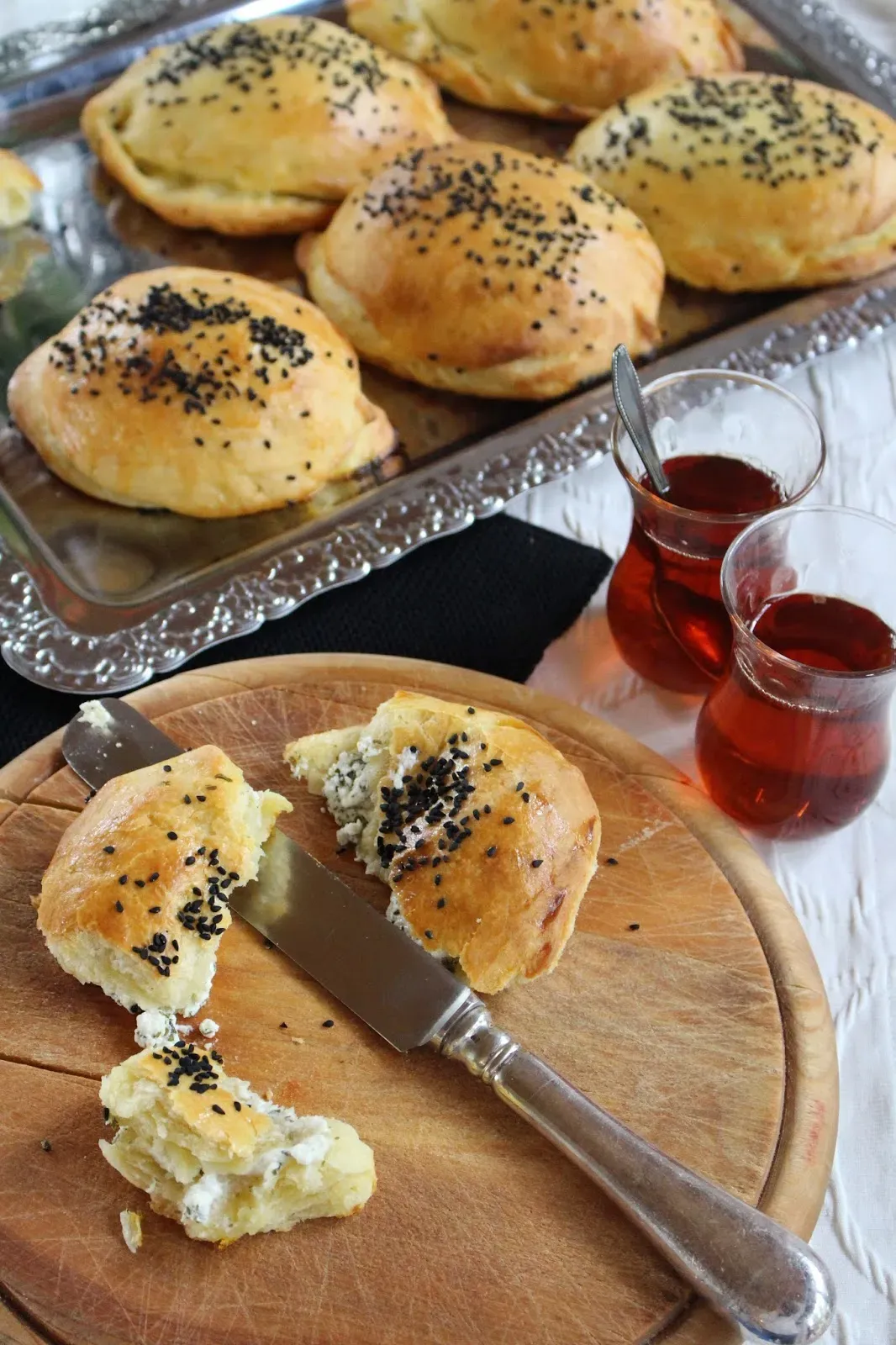 Rezept für türkische Hefeteigbrötchen mit Schafskäsefüllung: Pogaca ...