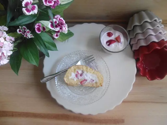 Erdbeer-Holunderblüten-Biskuitrolle – Gastbeitrag für den Calendar of Ingredients von Franziska F., Leserin ohne Blog