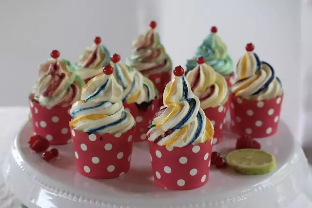 Zitrone-Mohn-Himbeeren-Cupcakes mit Regenbogen-Frosting | Rezept: Youtube-Kooperation für mehr Menschlichkeit und Toleranz, gegen Hassgewalt und Homophobie
