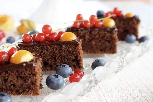 Saftiger Zucchinikuchen mit Zartbitterganache und Sommerbeeren