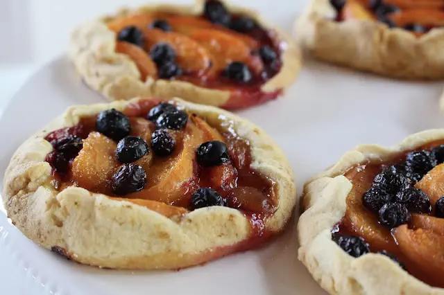 Köstliches Rezept für Aprikosenküchlein mit Blaubeeren und Crème fraîche und die Gewinner des Schrot&Korn Kochbuchs stehen fest!