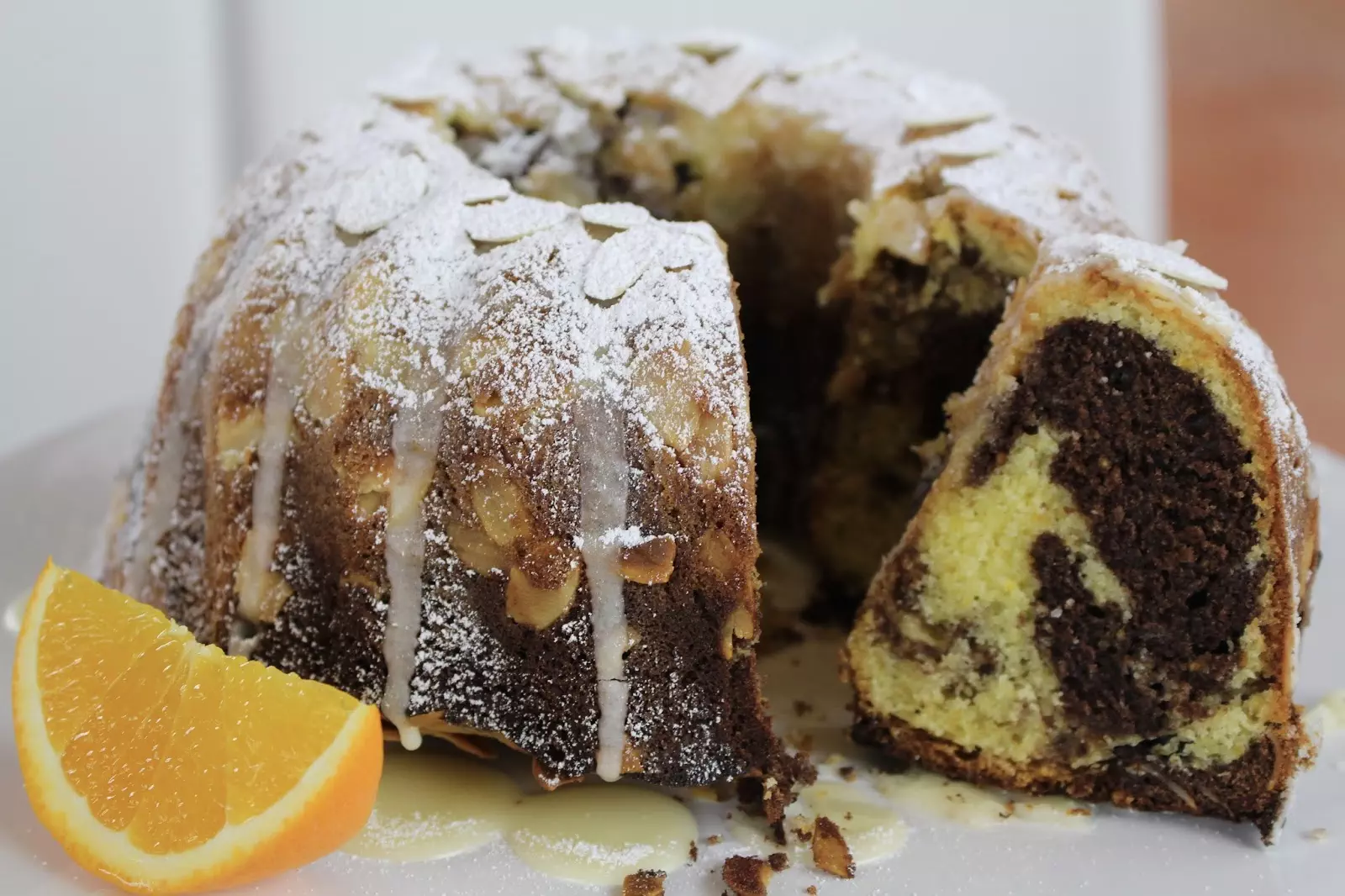 Spanischer Orangen Gugelhupf – Rezept für einen super saftigen Marmorkuchen mit Orange – Video