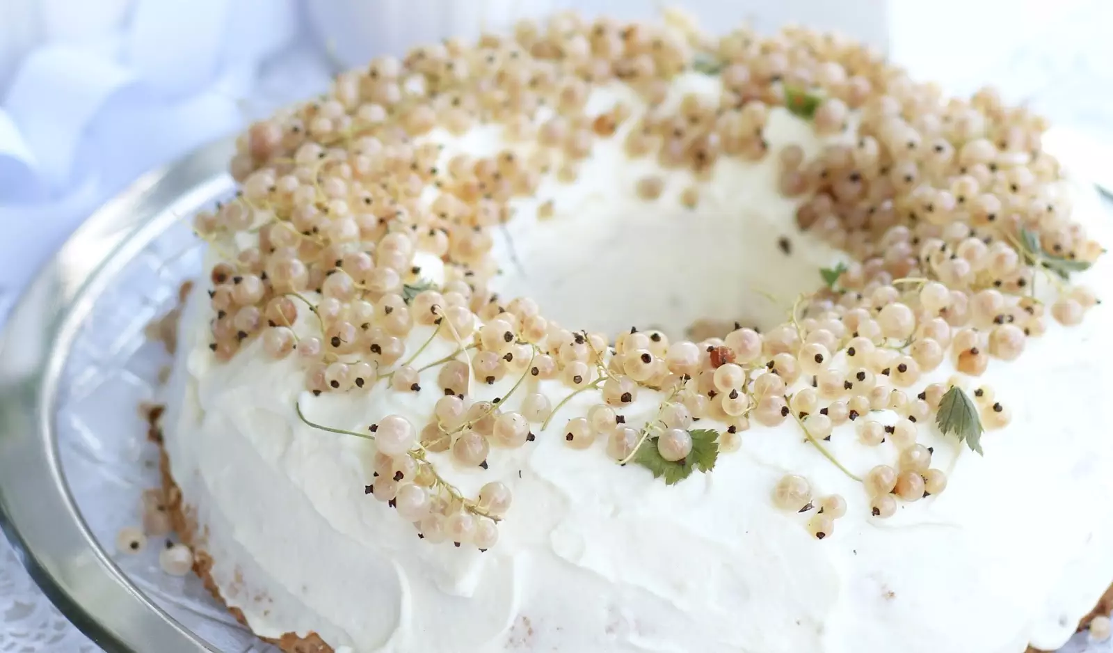 Angel Food Cake mit weißen Johannisbeeren und zarte Crème Brulée | Rezept