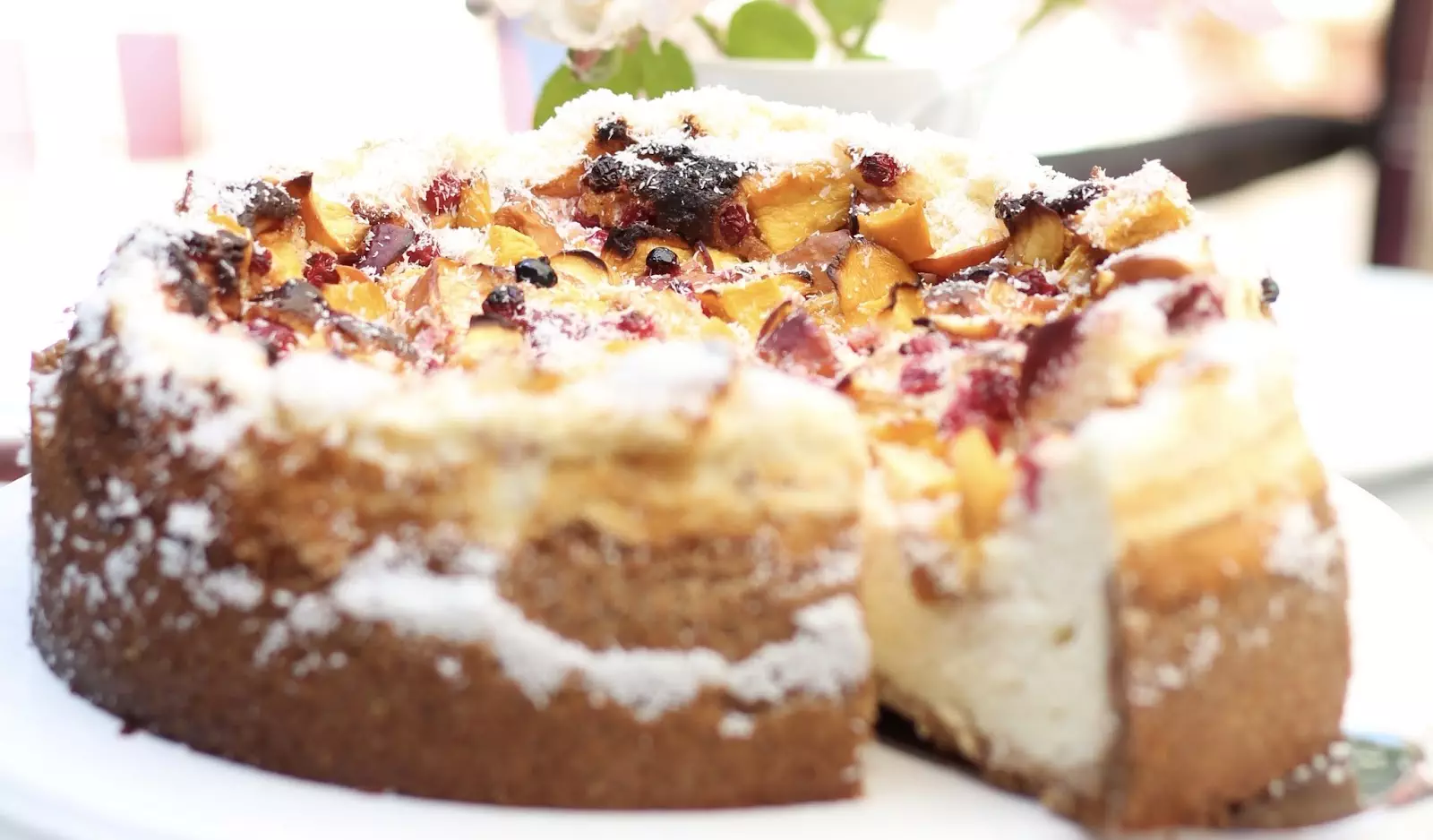 Gesunder Cheesecake mit Vollkornmürbeteig und Johannisbeeren und Pfirsichen | Rezept