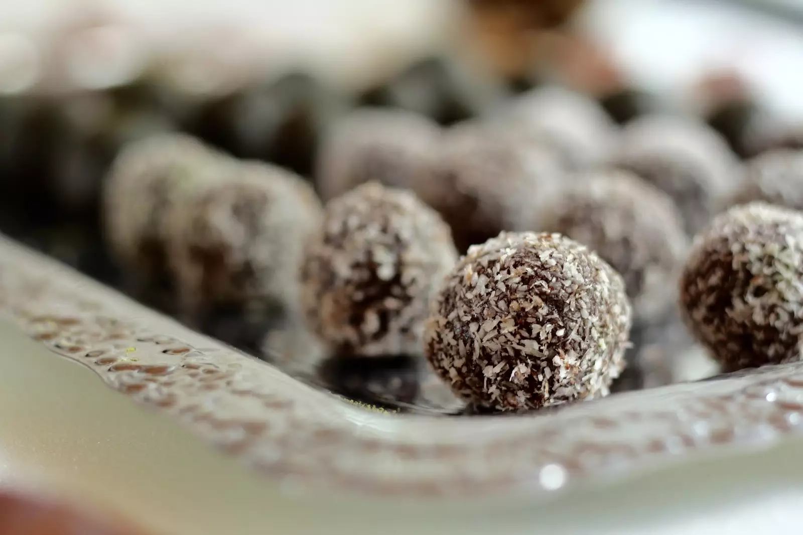 Schokoladenpralinen mit Kokos und Matcha - ohne raffinierten Zucker