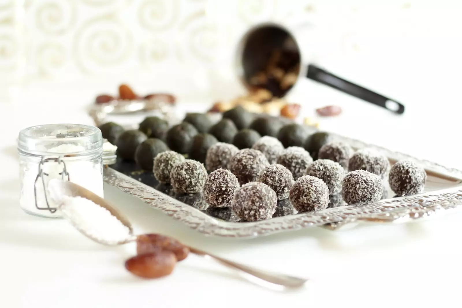 Schokoladenpralinen mit Kokos und Matcha – ohne raffinierten Zucker: Energiebällchen für Süßschnäbel | Rezept