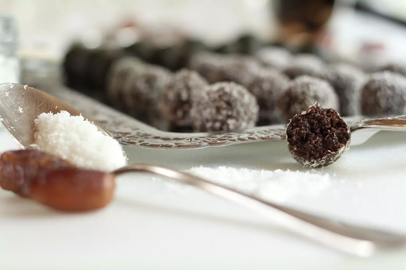 Schokoladenpralinen mit Kokos und Matcha - ohne raffinierten Zucker