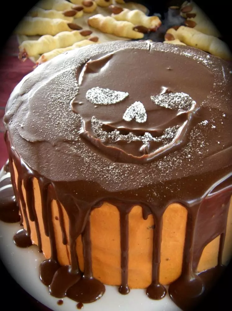 Einfache Halloween Torte mit Buttermilch und Schokoladenguss