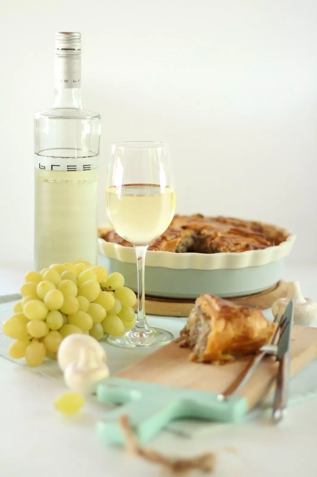 Bree Wein mit herbstlicher Winzerpastete, Weintrauben und Champignons