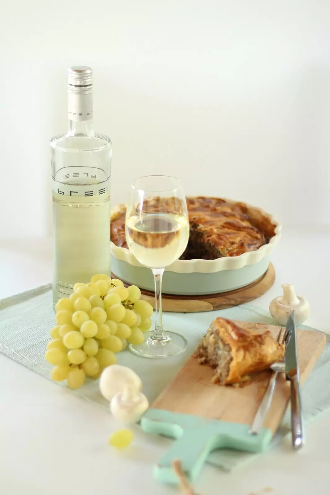Herbstliche Pastete mit Champignons und Hackfleisch - dazu ein Glas Bree Wein