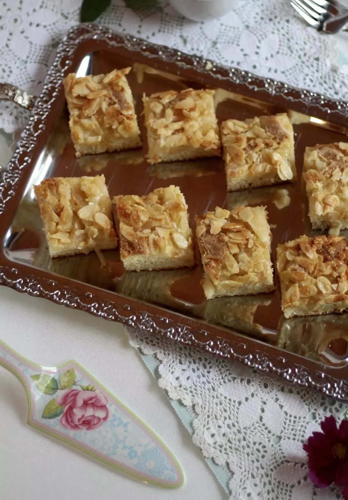 Butterkuchen mit saftigen Äpfeln und knuspriger Mandeldecke - einfach und traditionell