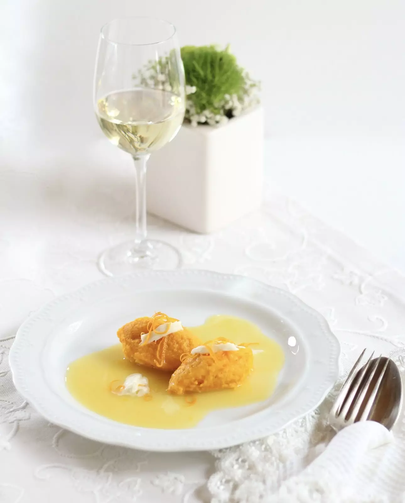 Rezept für eine festliche Vorspeise: Kürbis-Karotten-Nidei auf Orangen-Ingwer-Sauce nach Johanna Maier