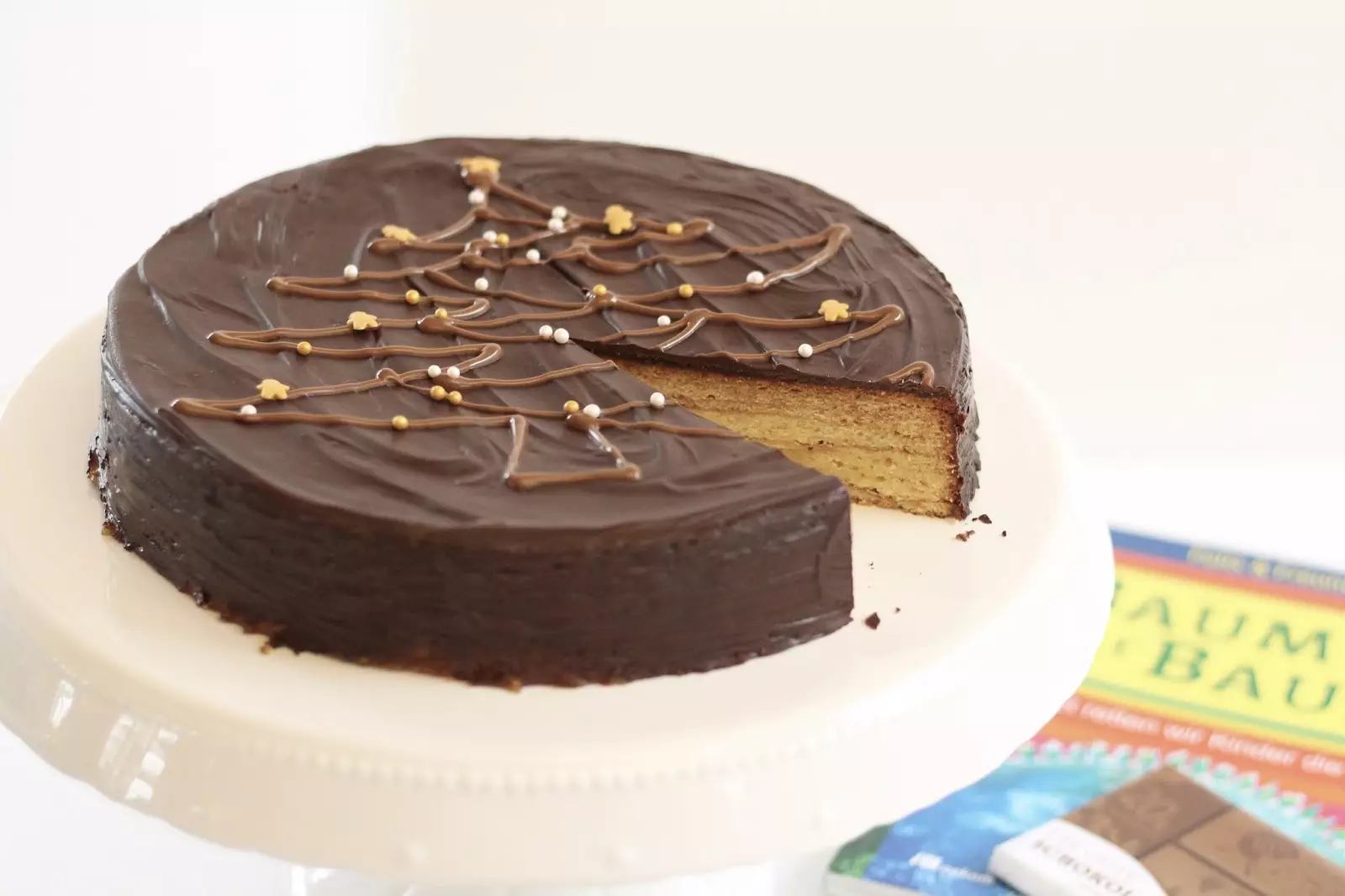 Baumkuchen Torte mit Tannenbaum Dekoration von Die gute Schokolade