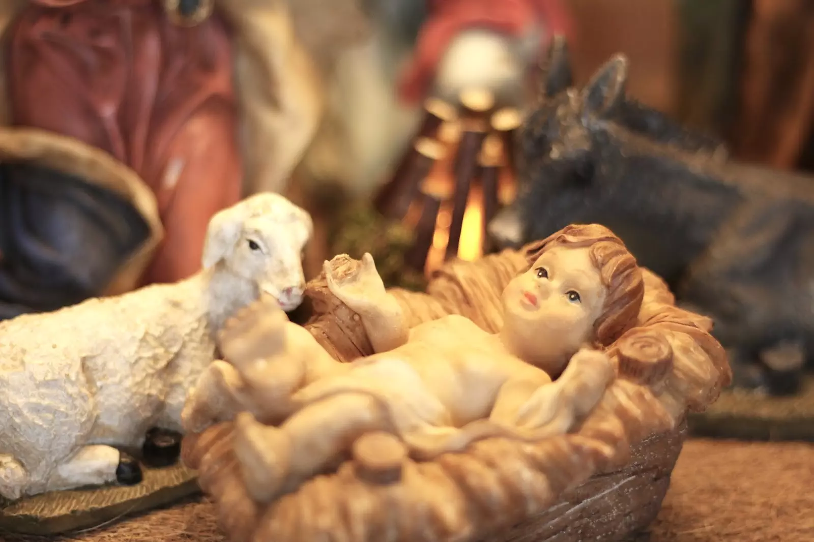 Selbst gebaute Weihnachtskrippe mit Figuren aus Polyresin oder Kunstharz: Jesuskind in der Krippe