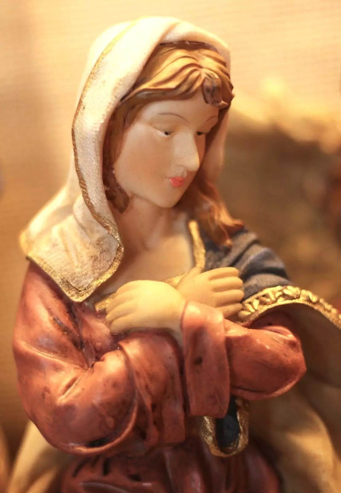 Selbst gebaute Weihnachtskrippe mit Figuren aus Polyresin oder Kunstharz: Maria