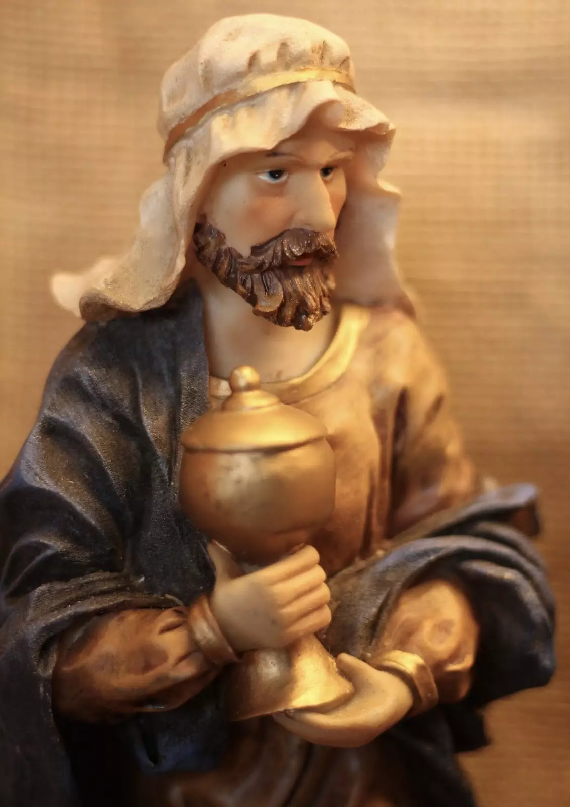 Selbst gebaute Weihnachtskrippe mit Figuren aus Polyresin oder Kunstharz:Heiliger König mit goldener Urne