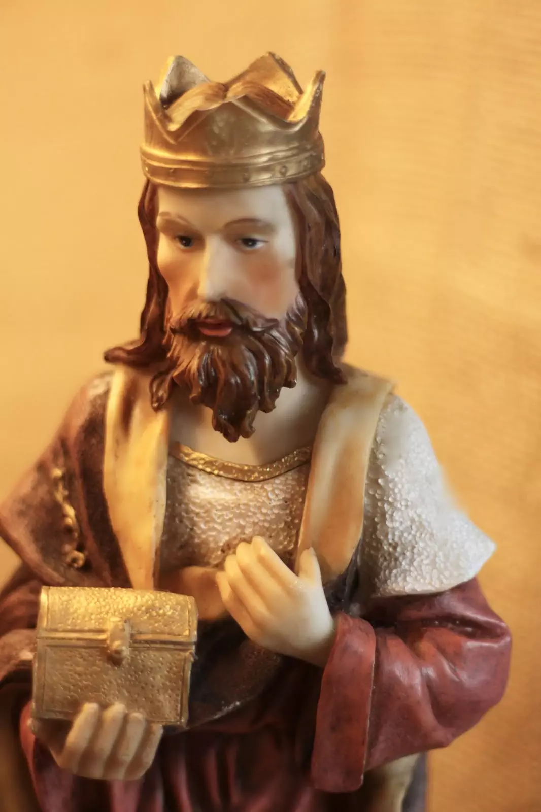 Selbst gebaute Weihnachtskrippe mit Figuren aus Polyresin oder Kunstharz: Heiliger König mit Truhe